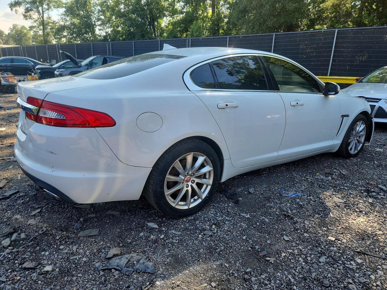 2015 Jaguar Xf 2.0T Premium - Image 3