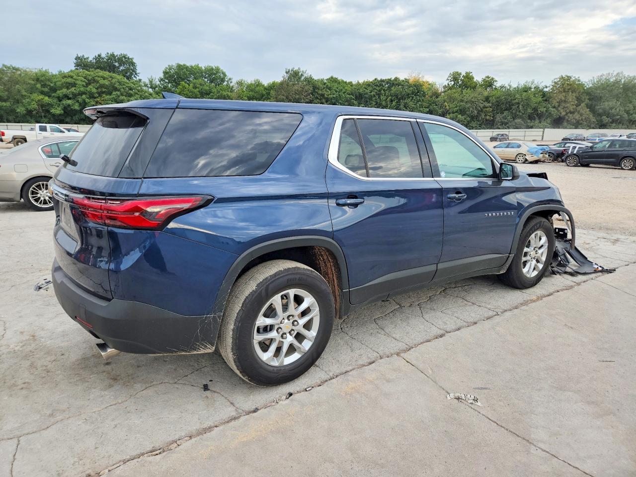 2022 Chevrolet Traverse Ls - Фото 3