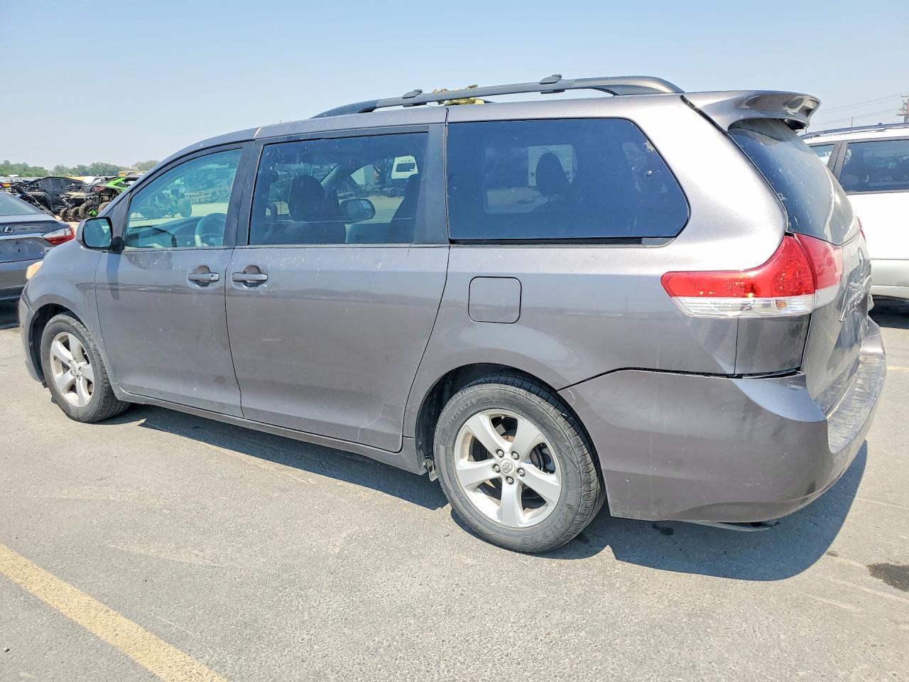 2011 Toyota Sienna Le - Фото 2