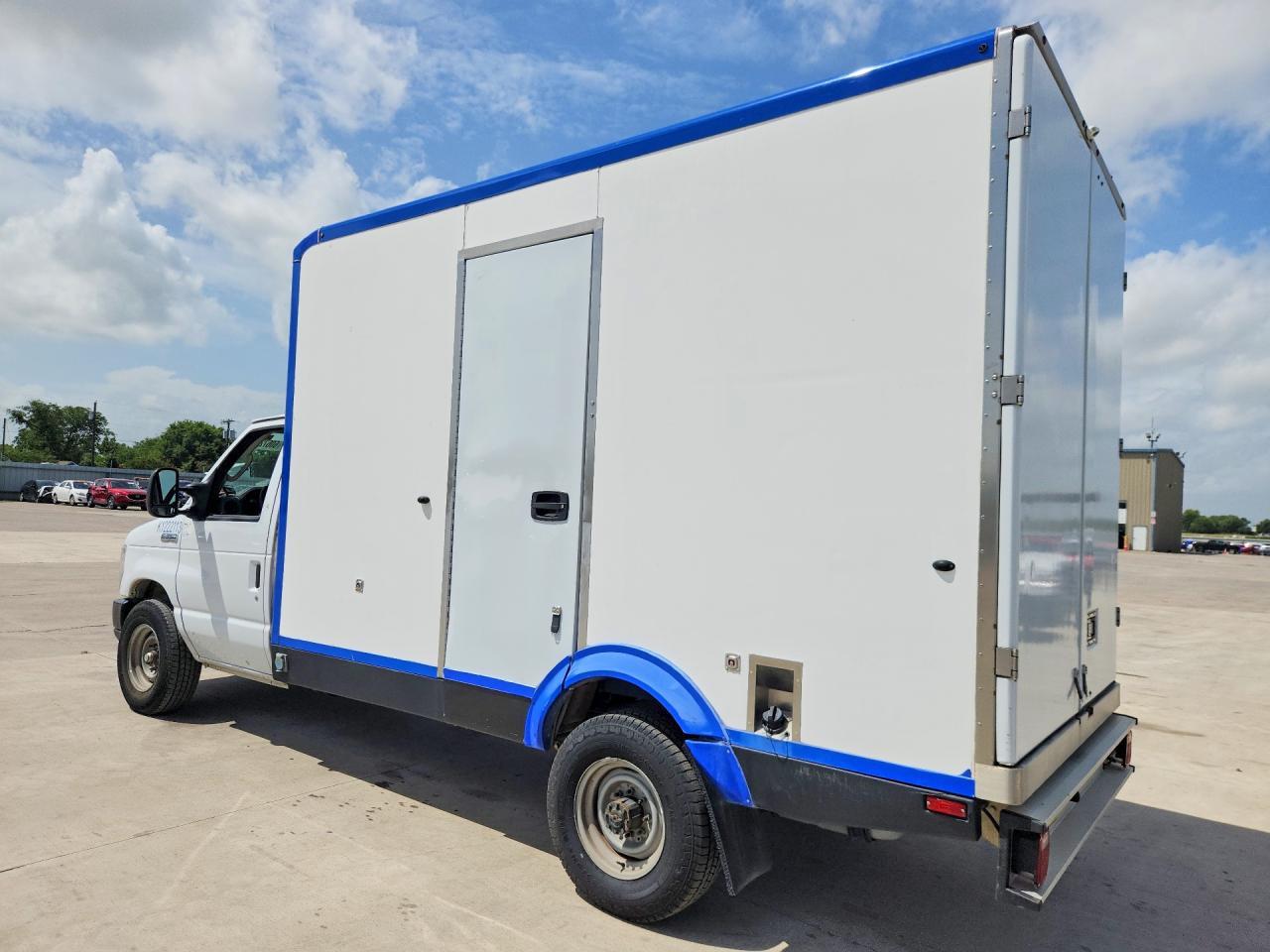 2023 Ford E350 Refrigerated Box Truck - Фото 2