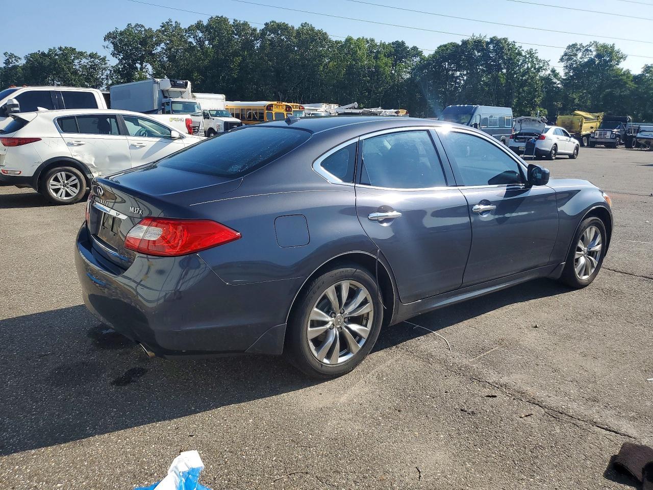 2011 Infiniti M37 X - Image 3