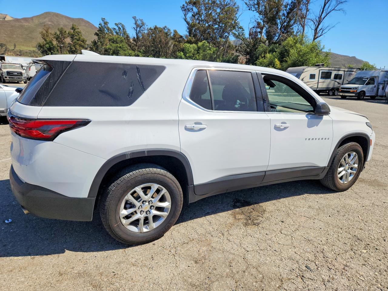 2022 Chevrolet Traverse Ls - Image 3