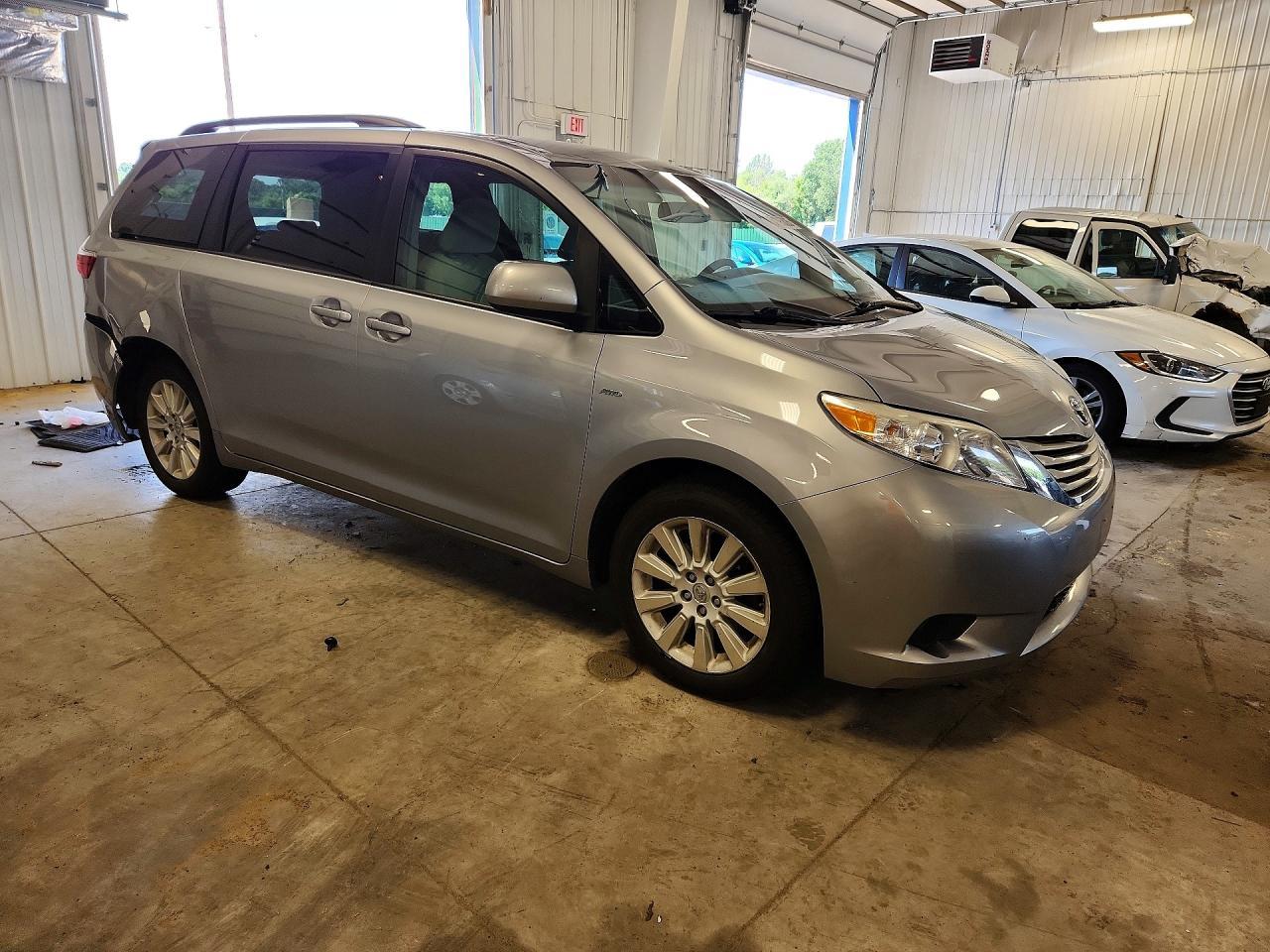 2017 Toyota Sienna Le - Фото 4