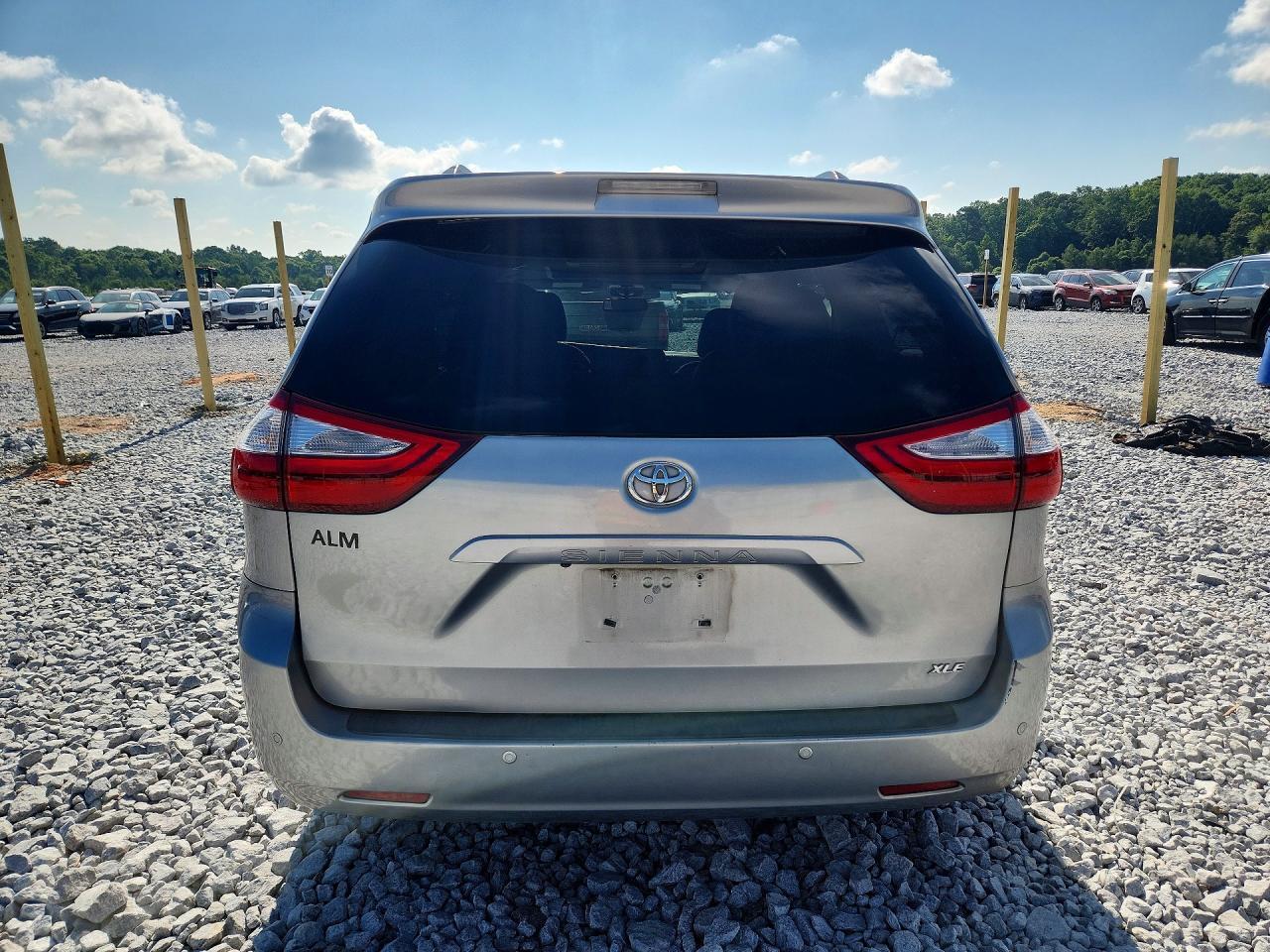 2015 Toyota Sienna Xle Premium 8-Passenger - Image 6