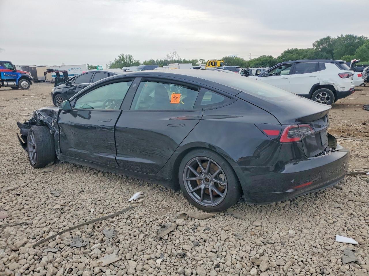 2023 Tesla Model 3 - Фото 2