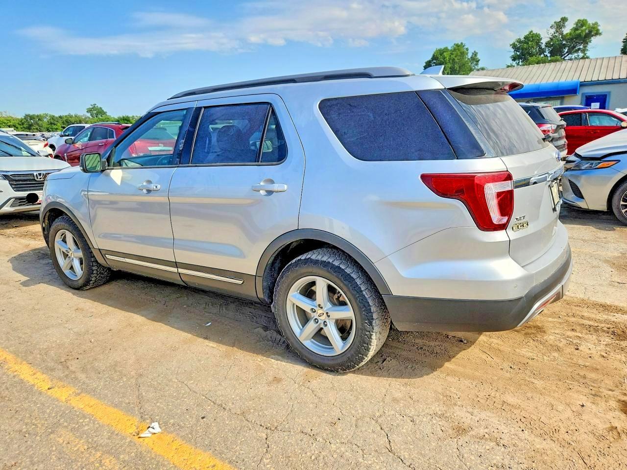 2017 Ford Explorer Xlt - Фото 2