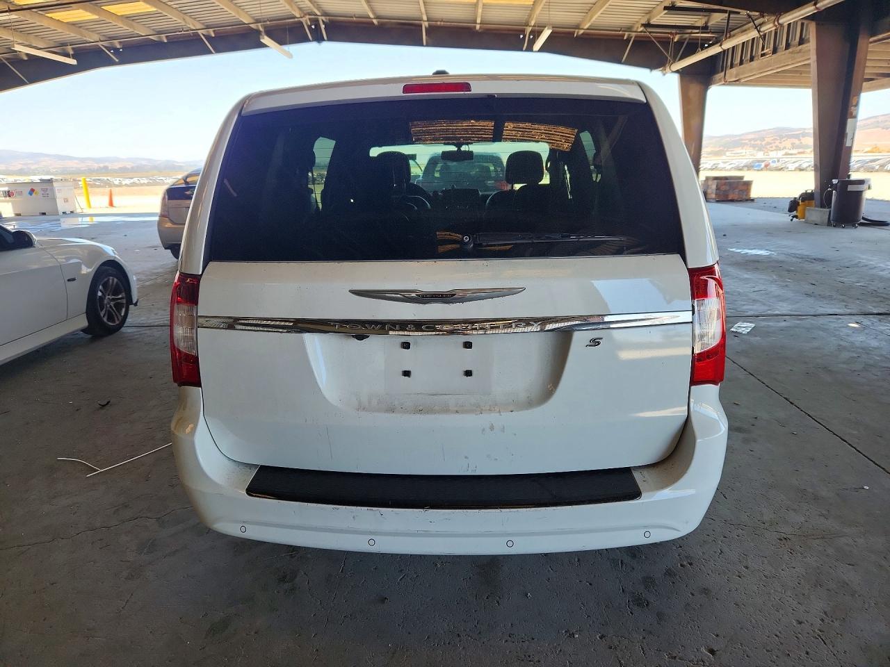 2015 Chrysler Town & Country S - Фото 6