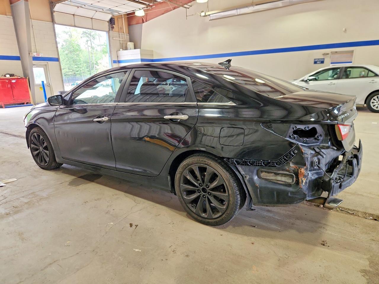 2011 Hyundai Sonata Limited 2.0T - Фото 2