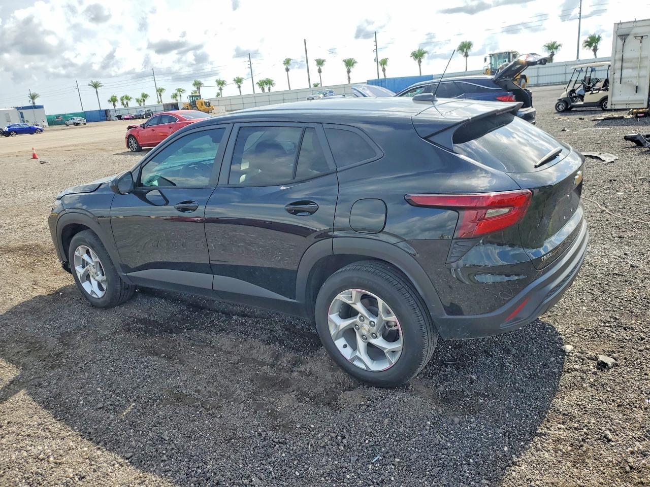 2024 Chevrolet Trax Ls - Фото 2
