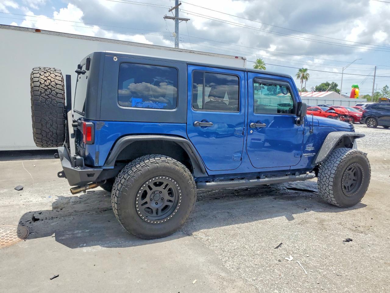 2010 Jeep Wrangler Unlimited Sahara - Фото 3