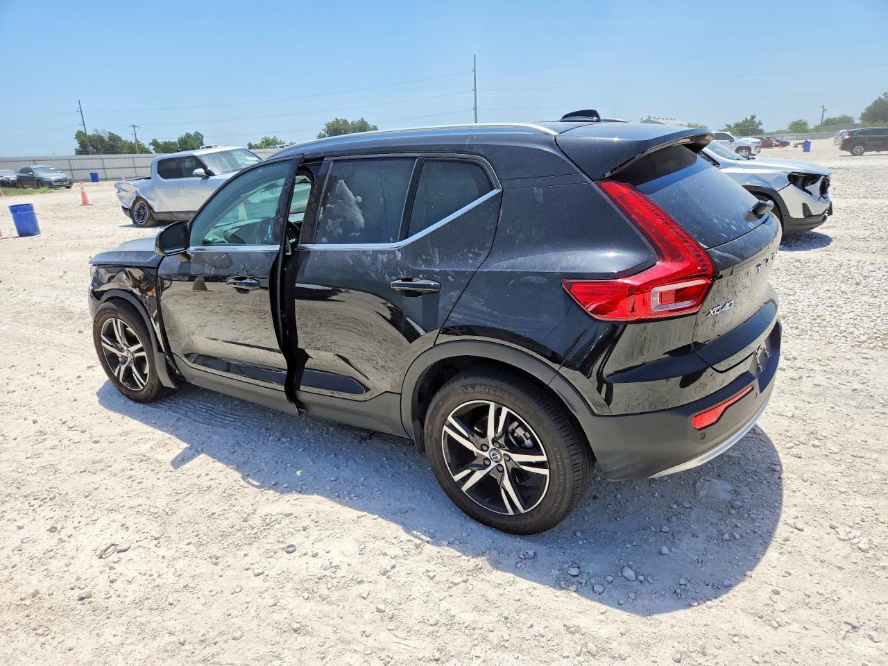 2025 Volvo Xc40 Core - Фото 2
