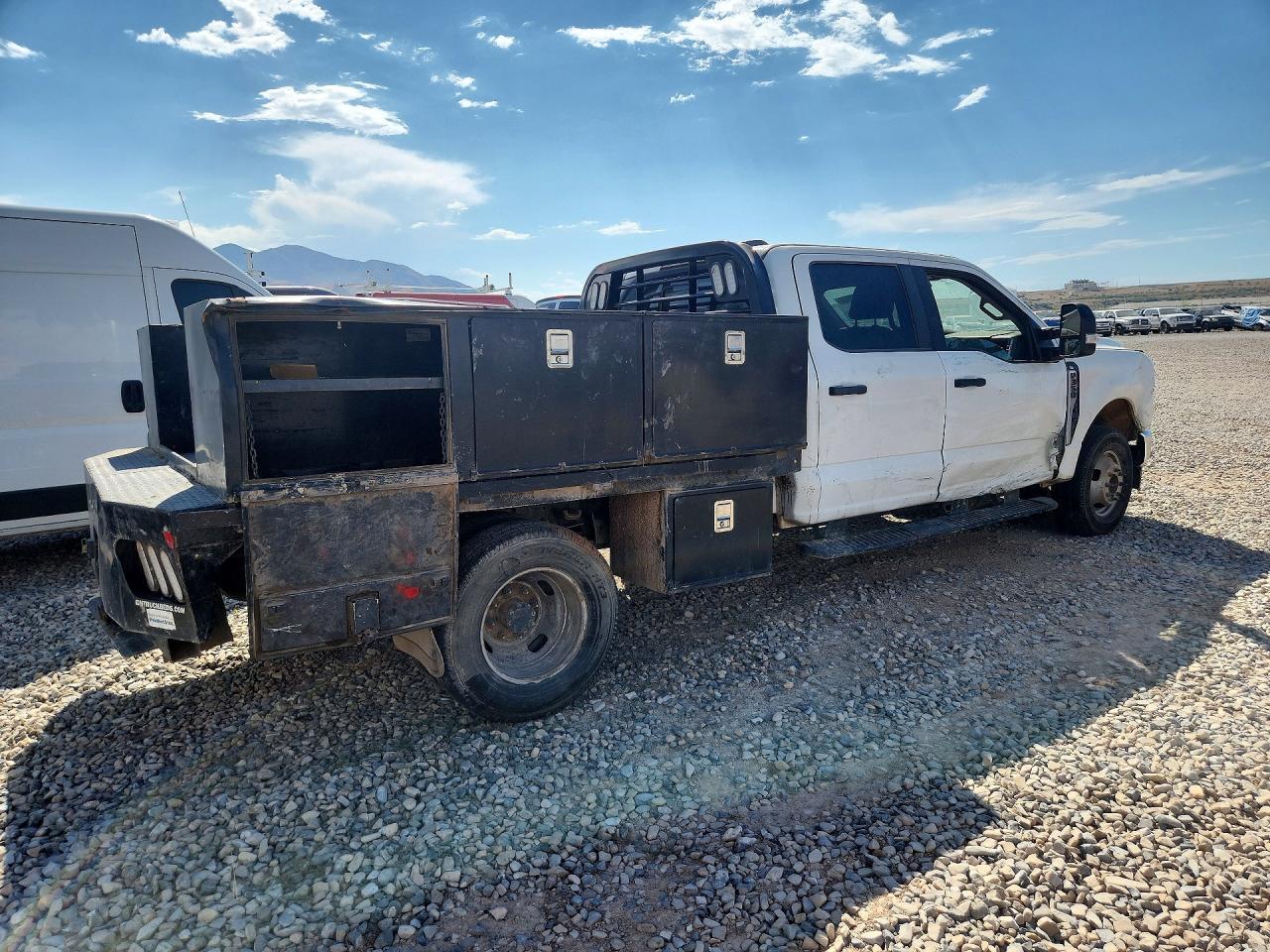 2023 Ford F350 Super Duty - Фото 3