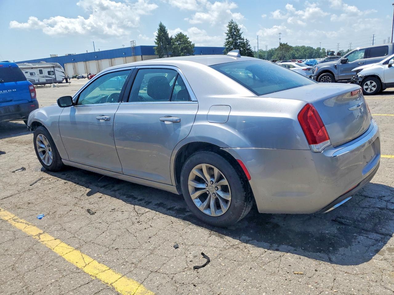 2016 Chrysler 300 Limited - Фото 2