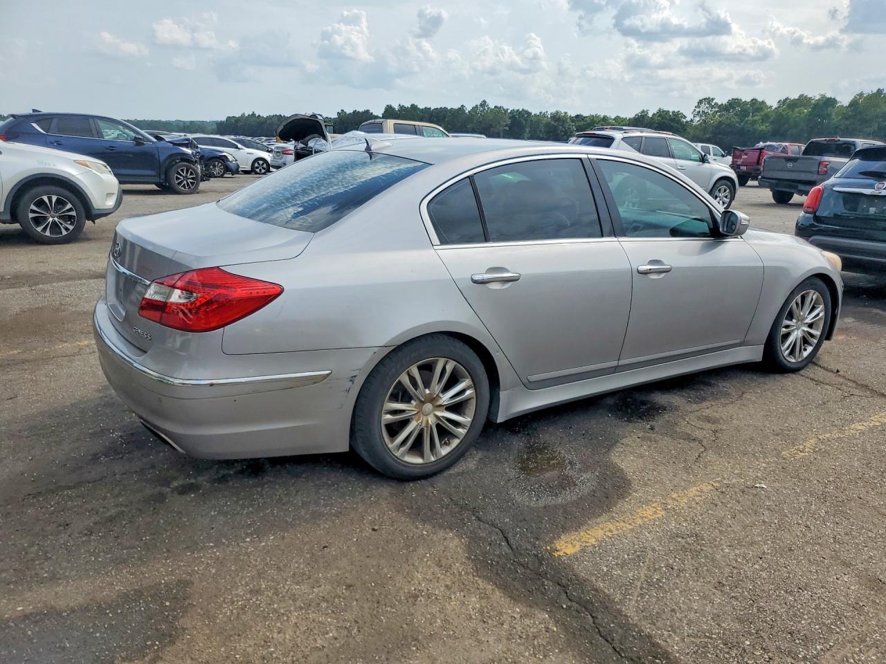 2013 Hyundai Genesis 3.8L - Фото 3