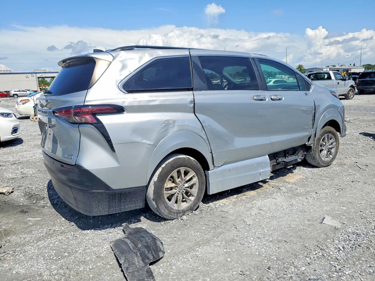 2025 Toyota Sienna Xle 7-Passenger - Фото 3