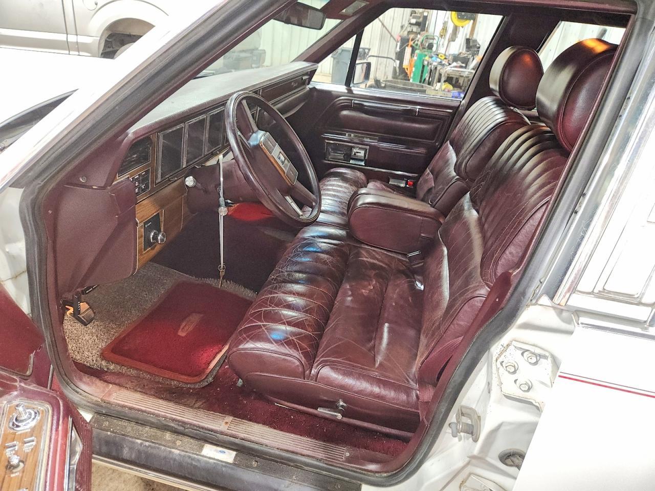 1998 Lincoln Town Car Executive - Image 7