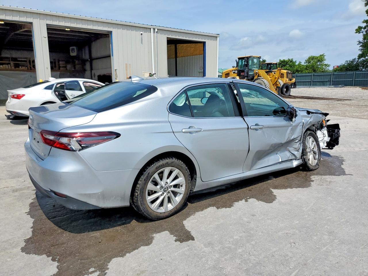 2023 Toyota Camry Le - Фото 3
