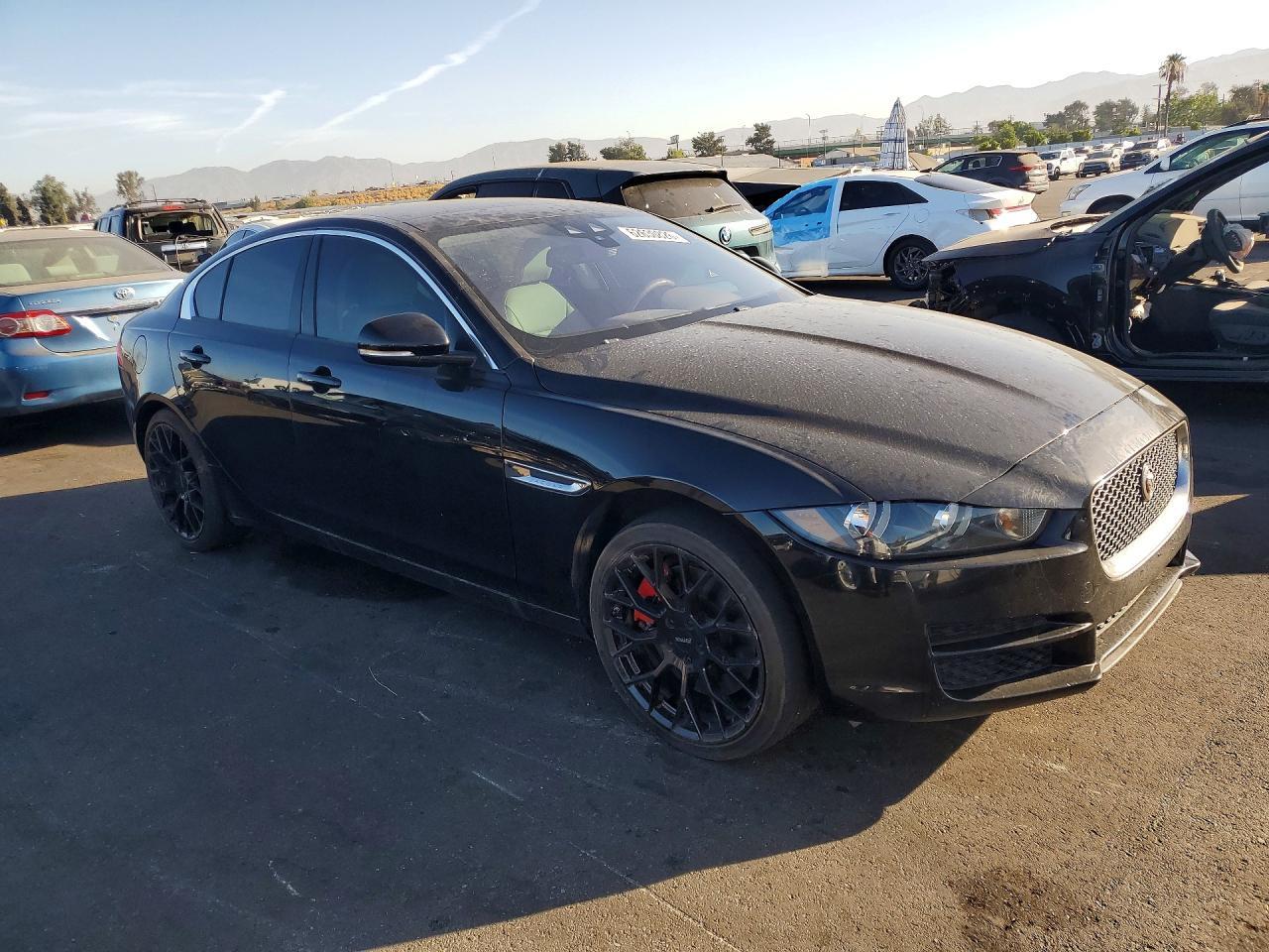 2017 Jaguar Xe Premium - Фото 4