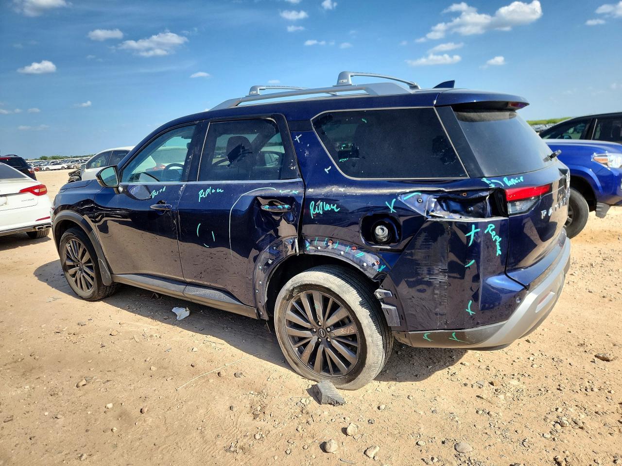 2022 Nissan Pathfinder Sl - Фото 2
