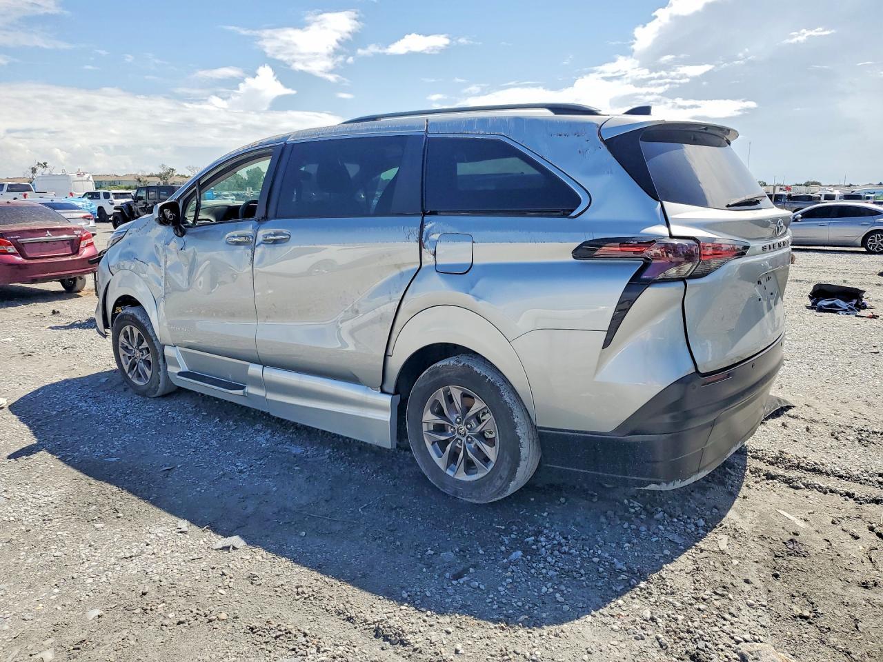 2025 Toyota Sienna Xle 7-Passenger - Фото 2
