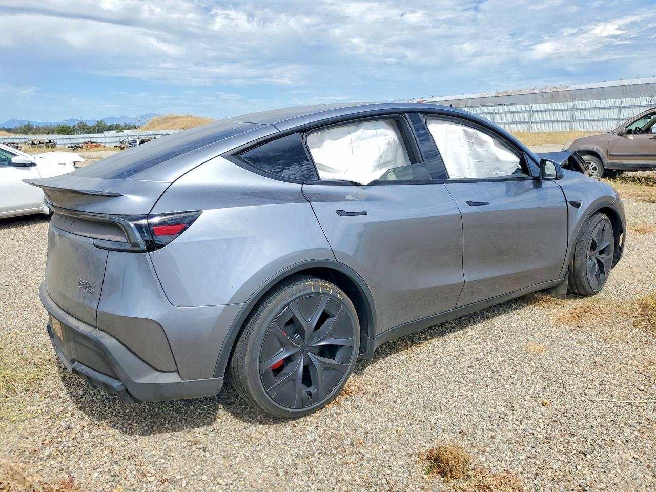2026 Tesla Model Y - Фото 3