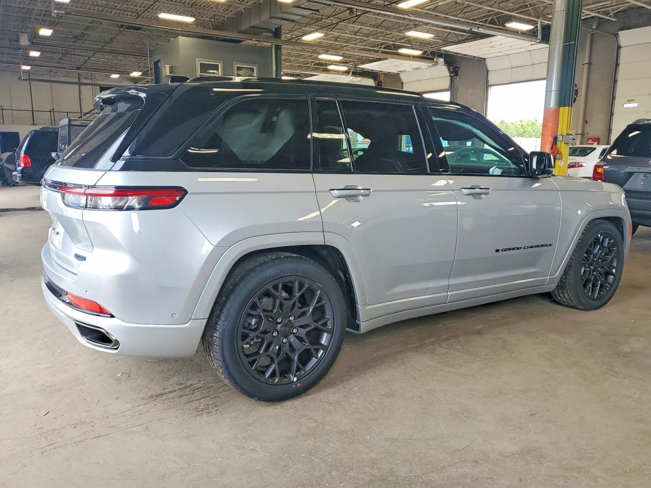 2025 Jeep Grand Cherokee Summit - Image 3