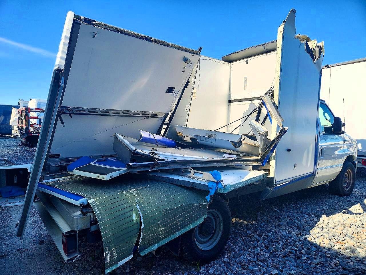 2023 Ford Econoline E350 Super Duty Van - Фото 3