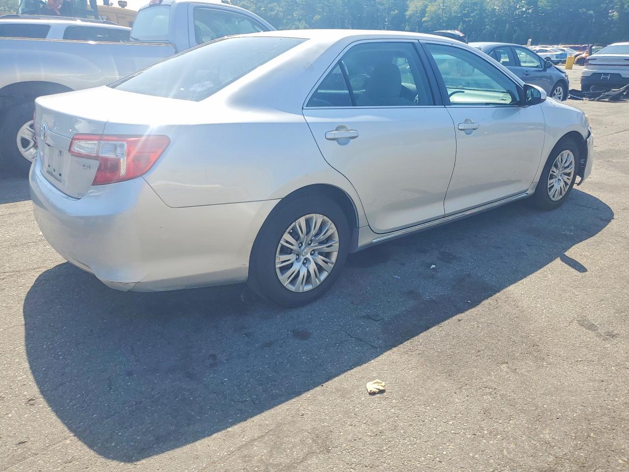 2013 Toyota Camry Le - Фото 3
