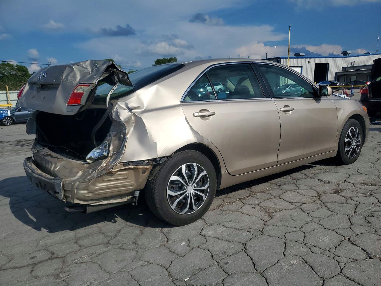 2009 Toyota Camry Le - Фото 3