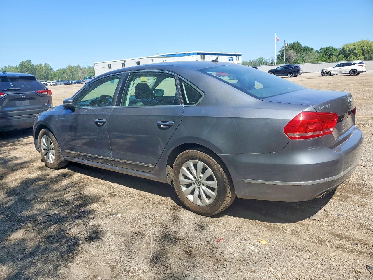 2015 Volkswagen Passat S - Фото 2