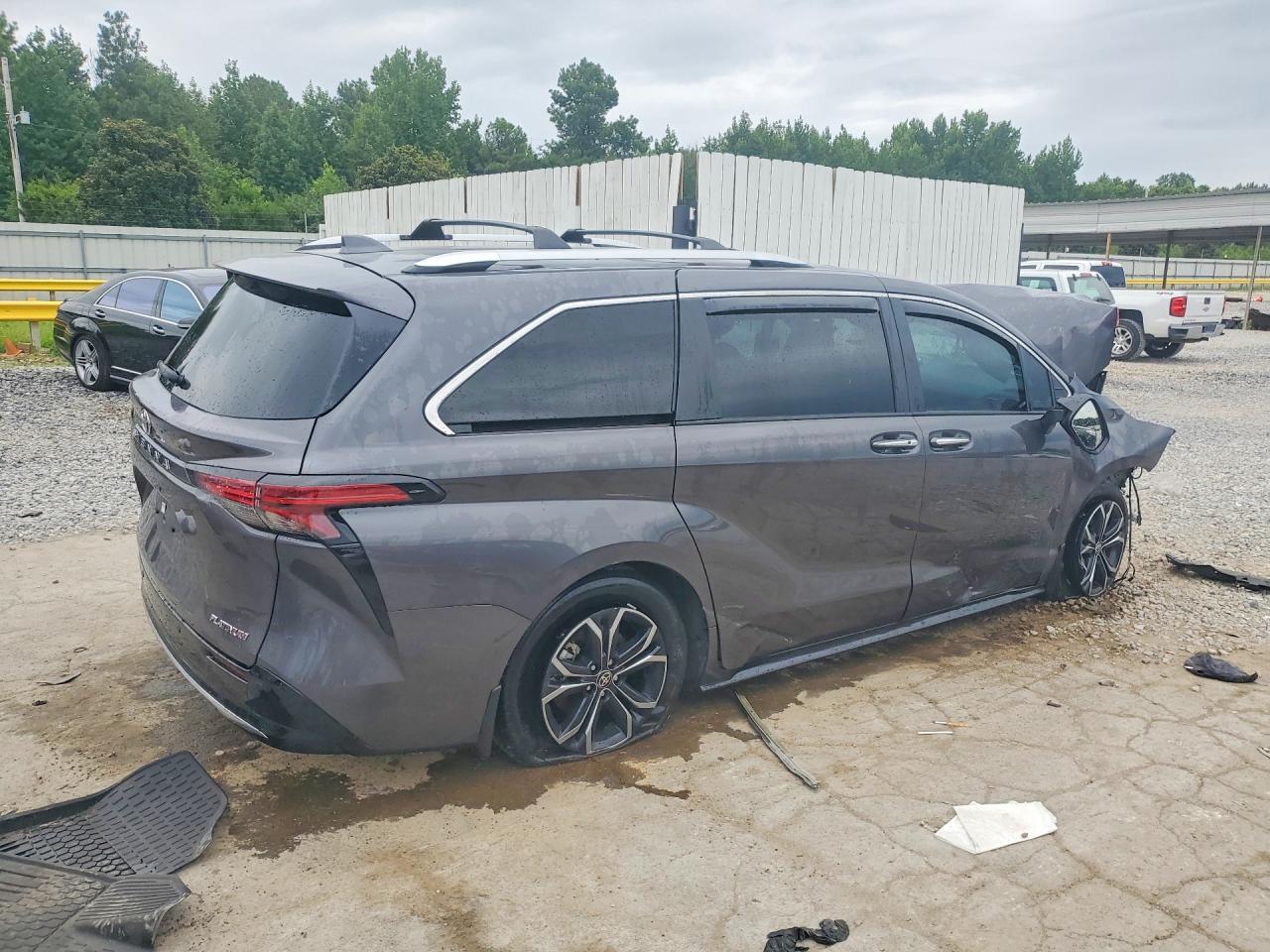 2025 Toyota Sienna Platinum 7-Passenger - Фото 3