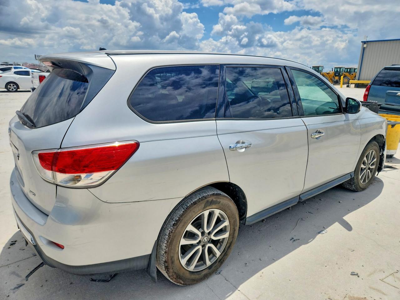2014 Nissan Pathfinder S - Image 3