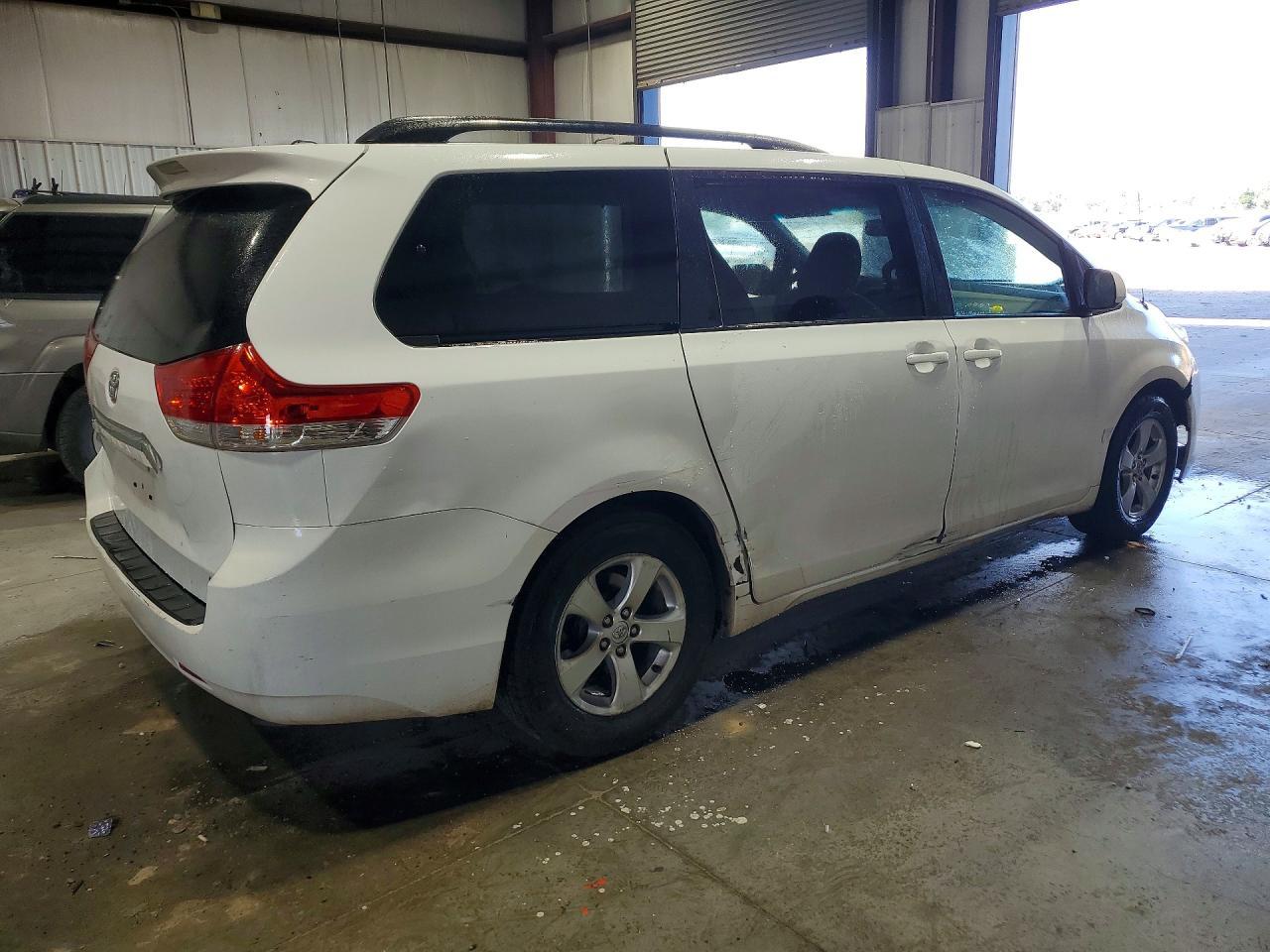 2014 Toyota Sienna Le - Фото 3