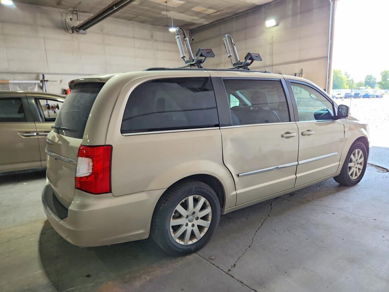 2012 Chrysler Town & Country Touring - Фото 3