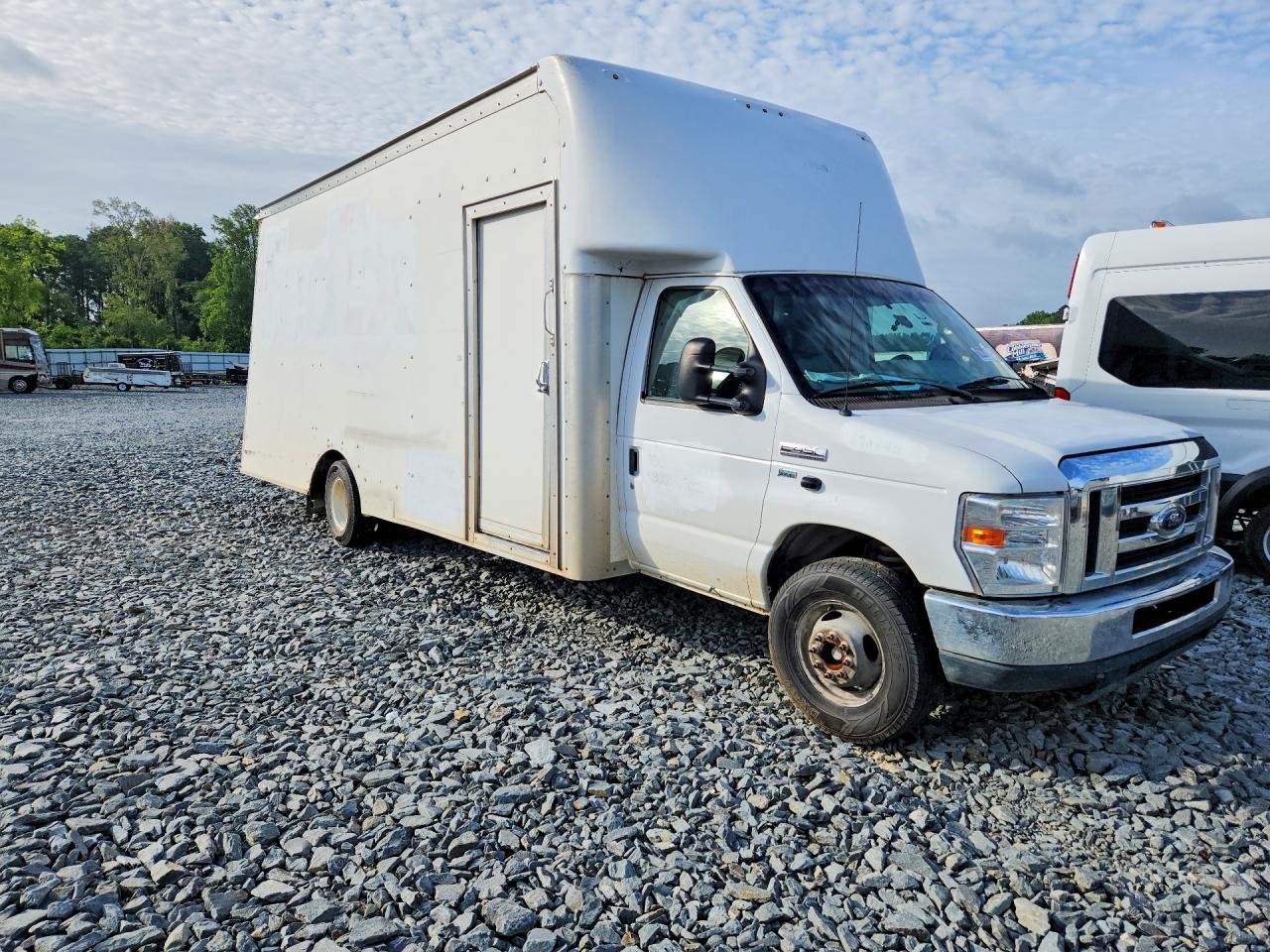2019 Ford Econoline E350 Super Duty Van - Image 4