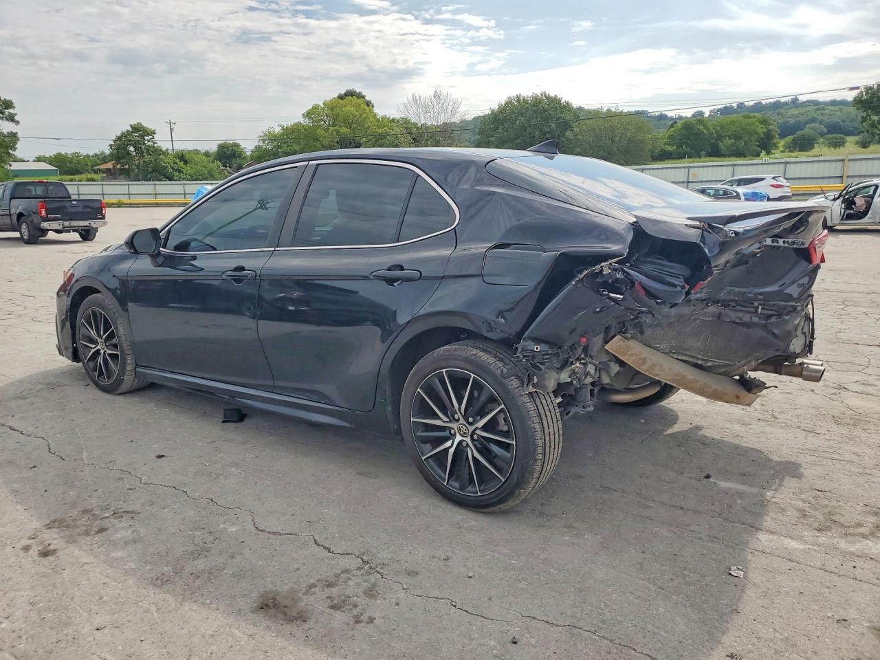 2022 Toyota Camry Se - Фото 2