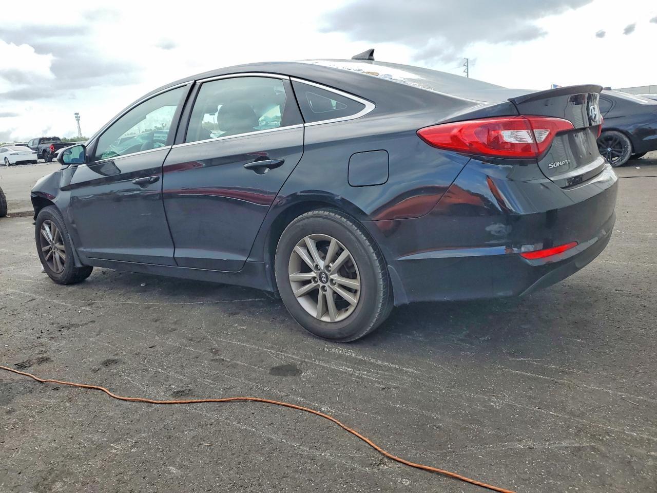 2017 Hyundai Sonata Se - Image 2