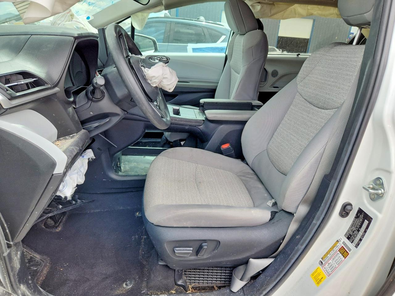 2025 Toyota Sienna Le - Image 7