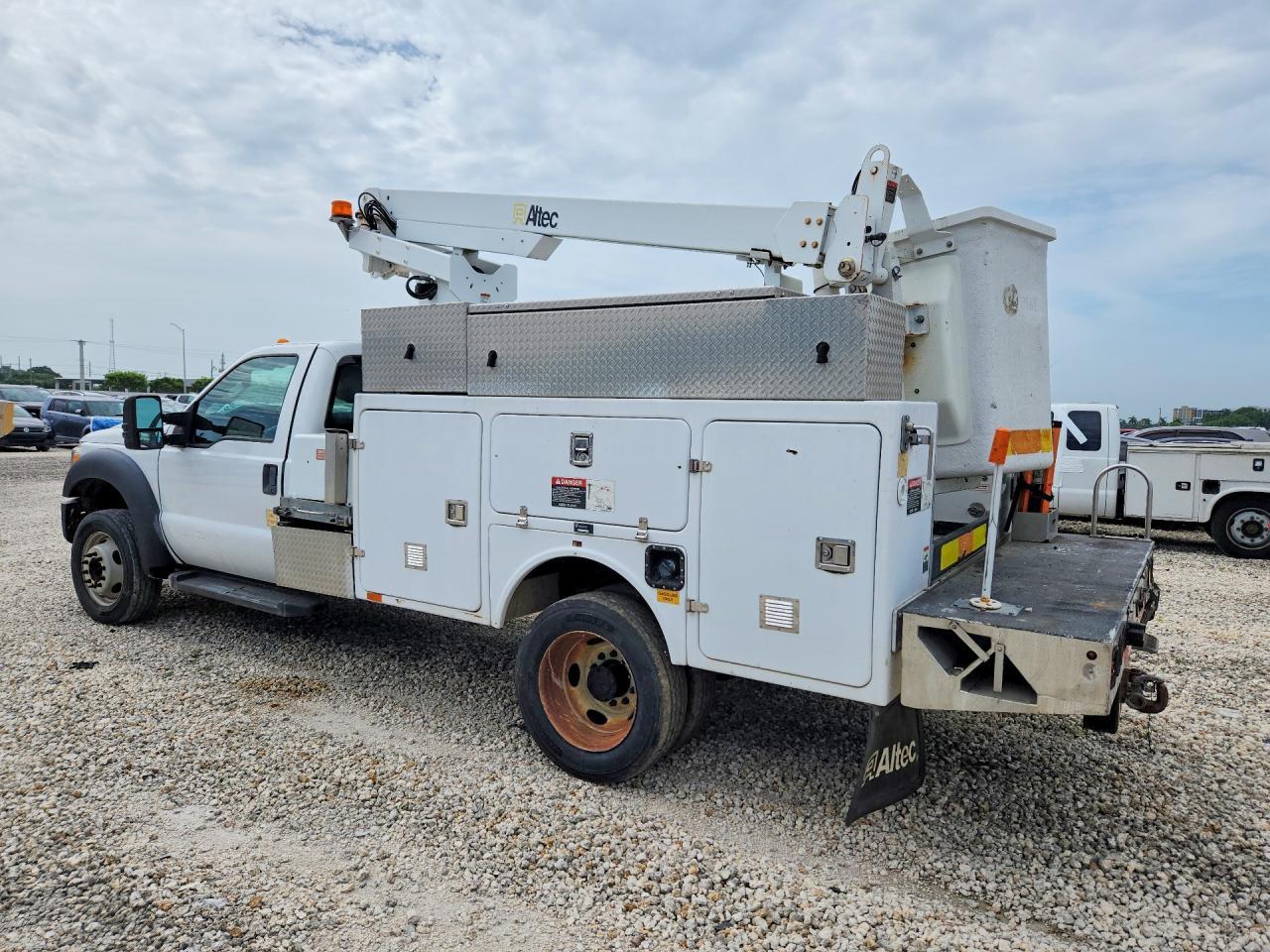 2015 Ford F450 Super Duty Bucket Truck - Image 2
