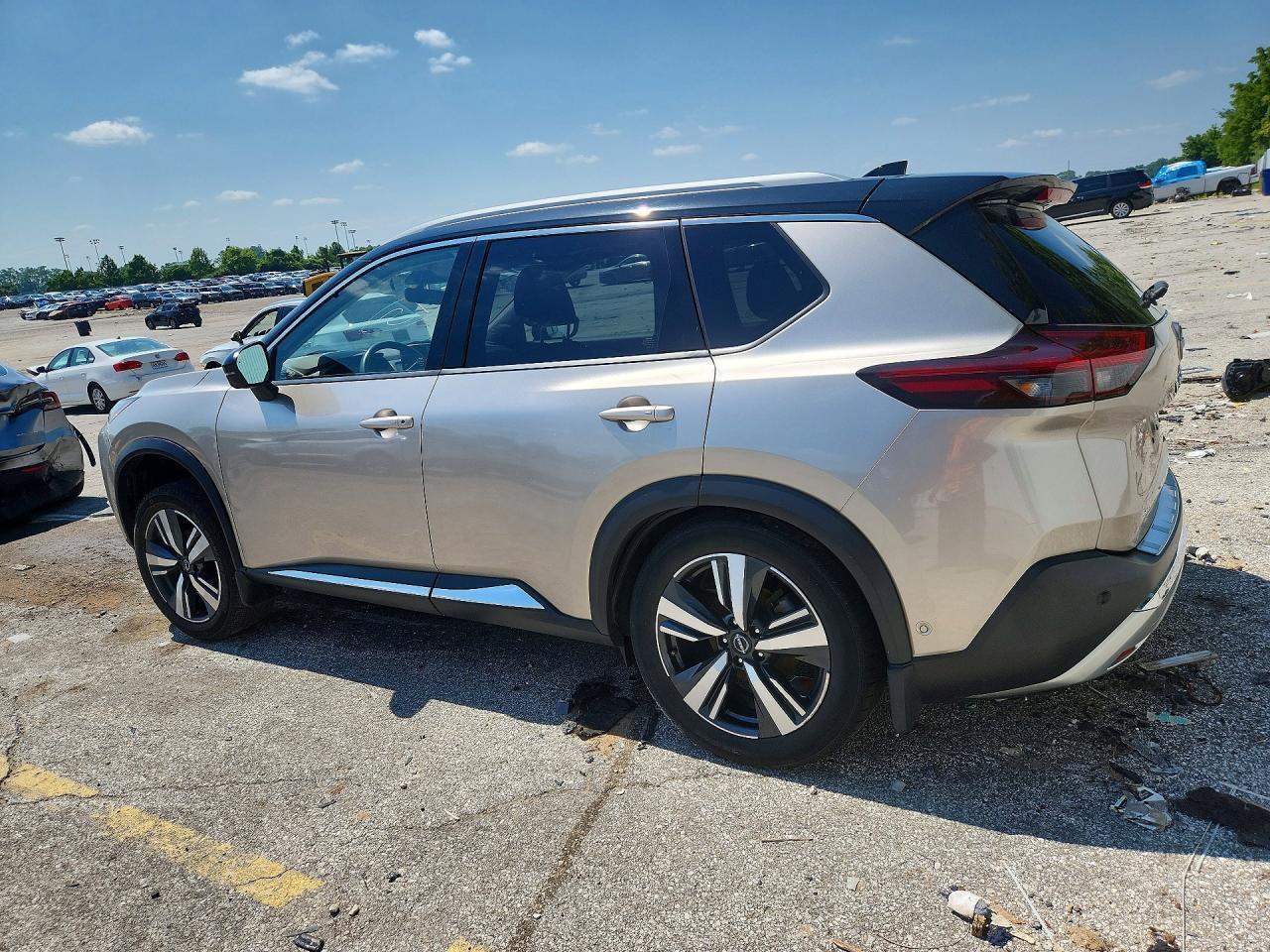 2022 Nissan Rogue Platinum - Фото 2