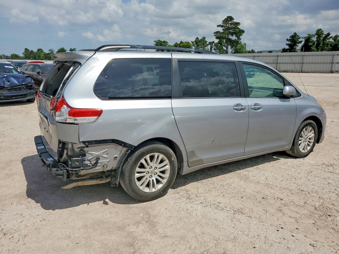 2013 Toyota Sienna Xle 8-Passenger - Фото 3