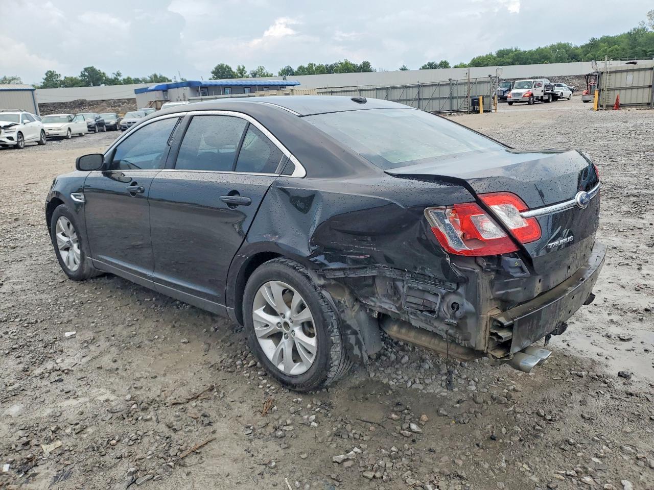 2011 Ford Taurus - Image 2