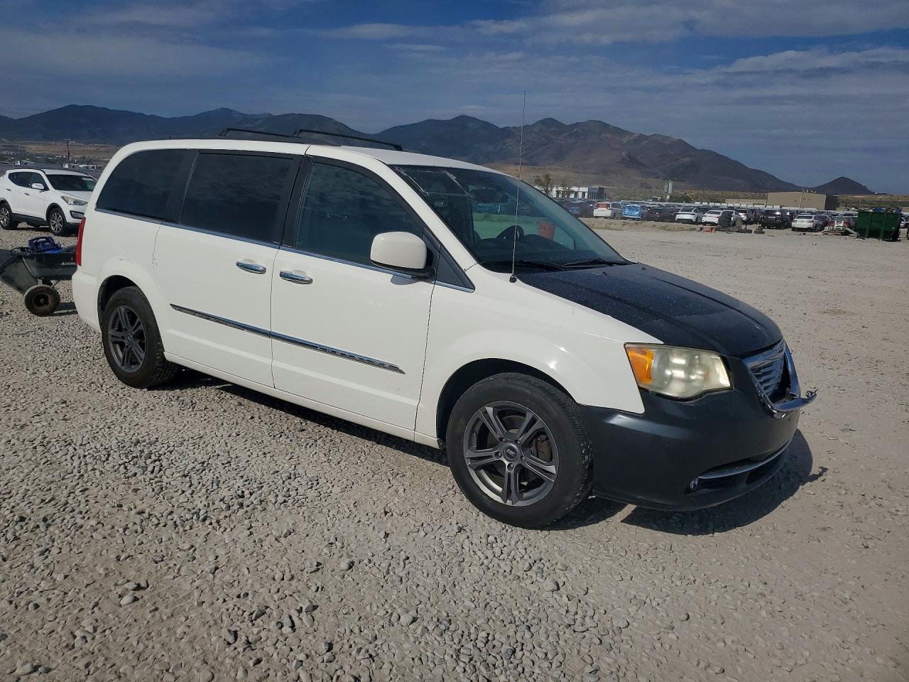 2012 Chrysler Town & Country Touring - Image 4