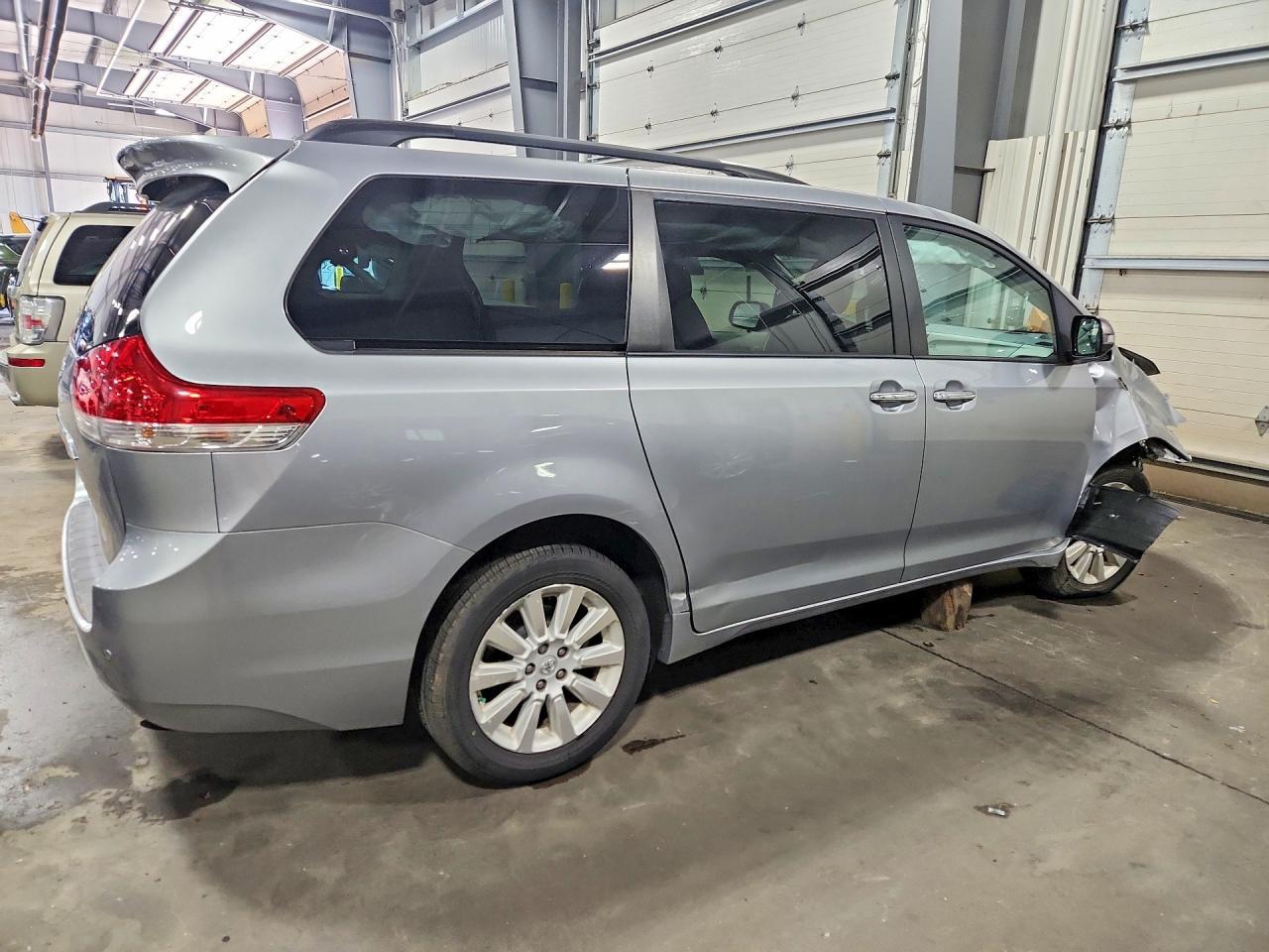 2013 Toyota Sienna Limited 7-Passenger - Фото 3