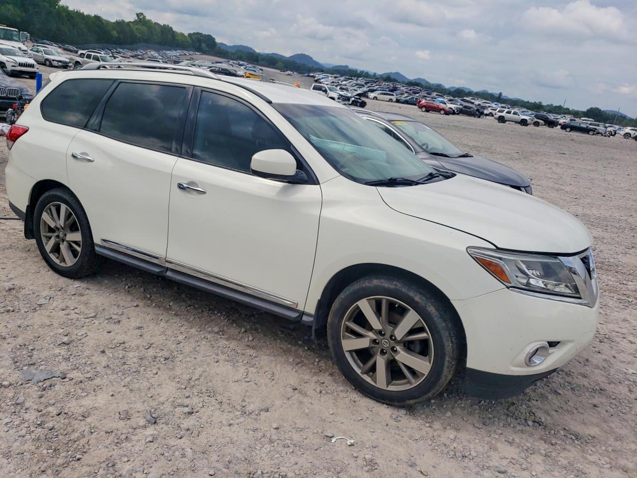 2014 Nissan Pathfinder S - Image 4