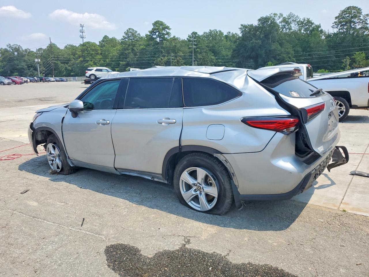2022 Toyota Highlander Hybrid Le - Image 2