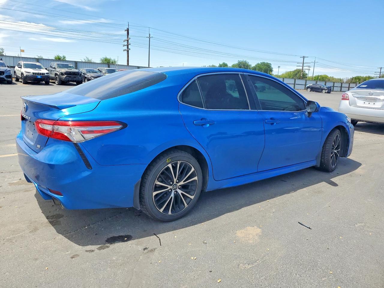 2018 Toyota Camry Se - Фото 3