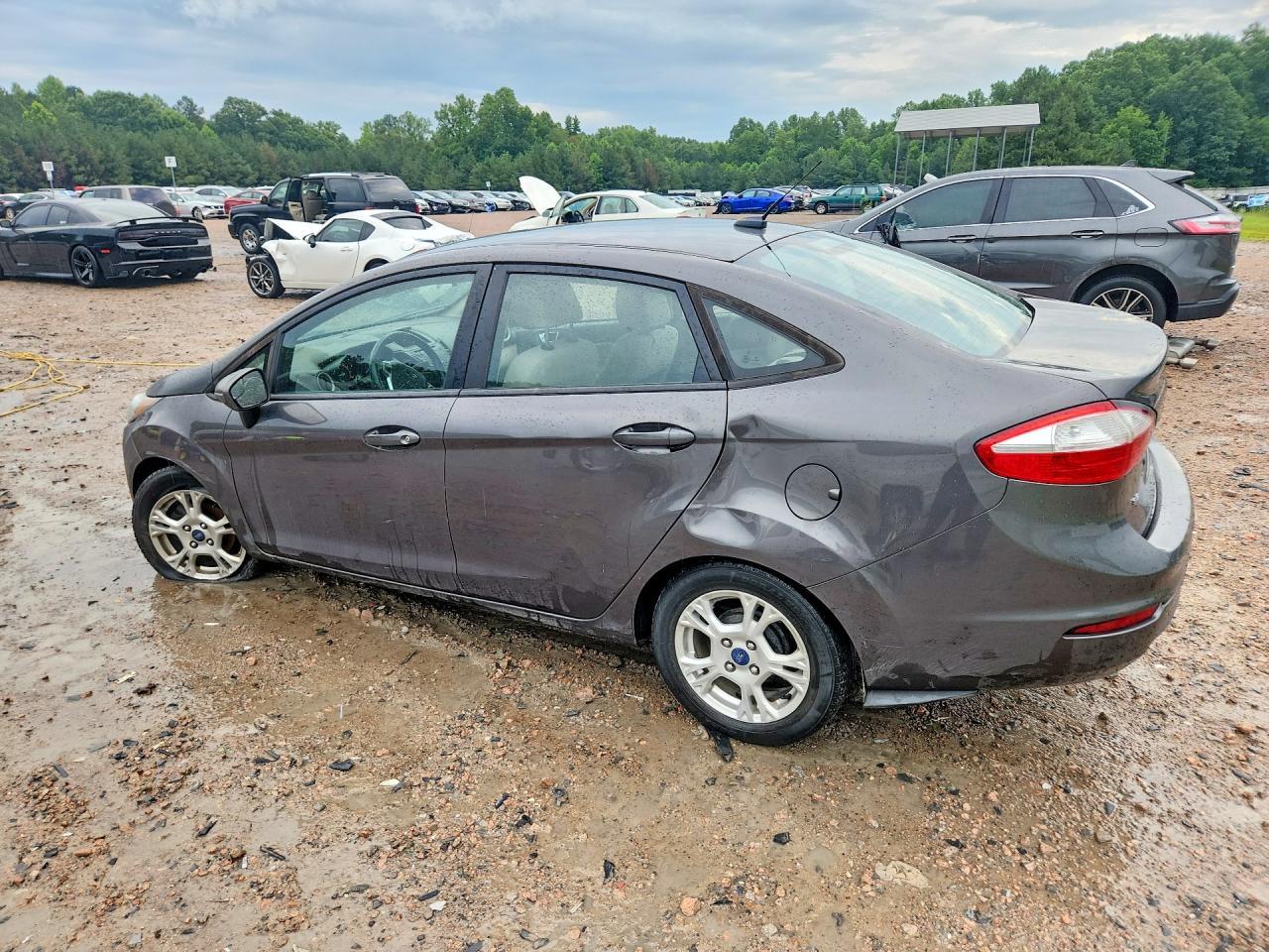 2015 Ford Fiesta Se - Image 2