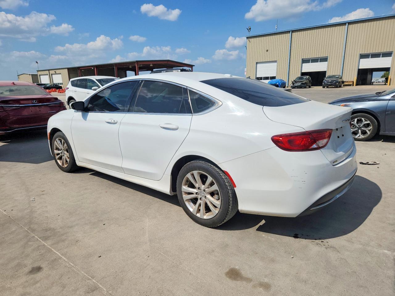 2015 Chrysler 200 Limited - Фото 2