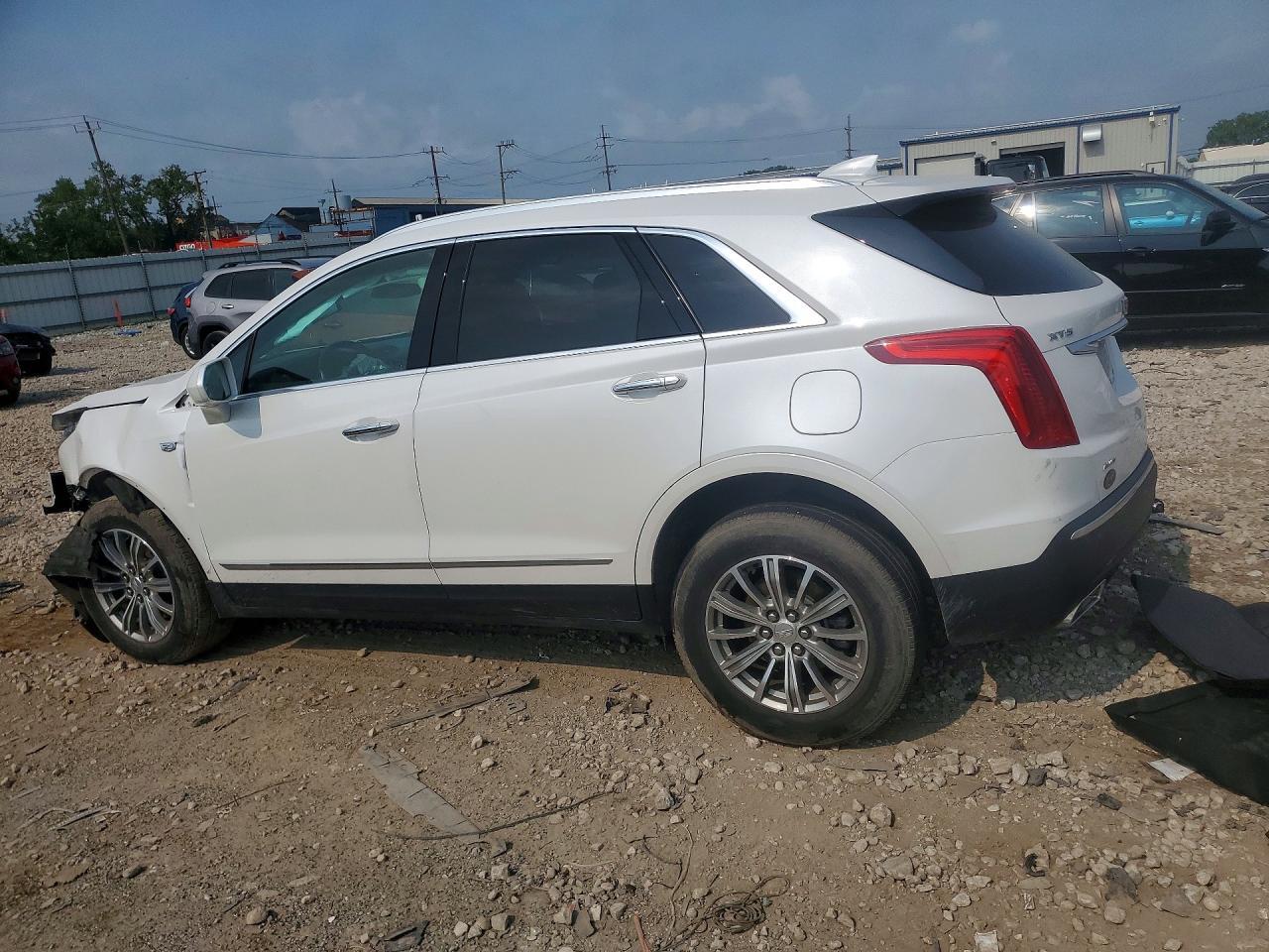 2017 Cadillac Xt5 Luxury - Image 2